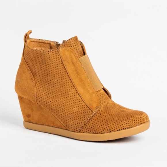 Shoes - New! Sporty Tan Pinhole Wedges Bootie